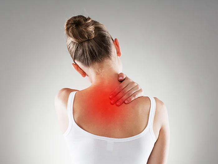 女性の肩の炎症イメージ